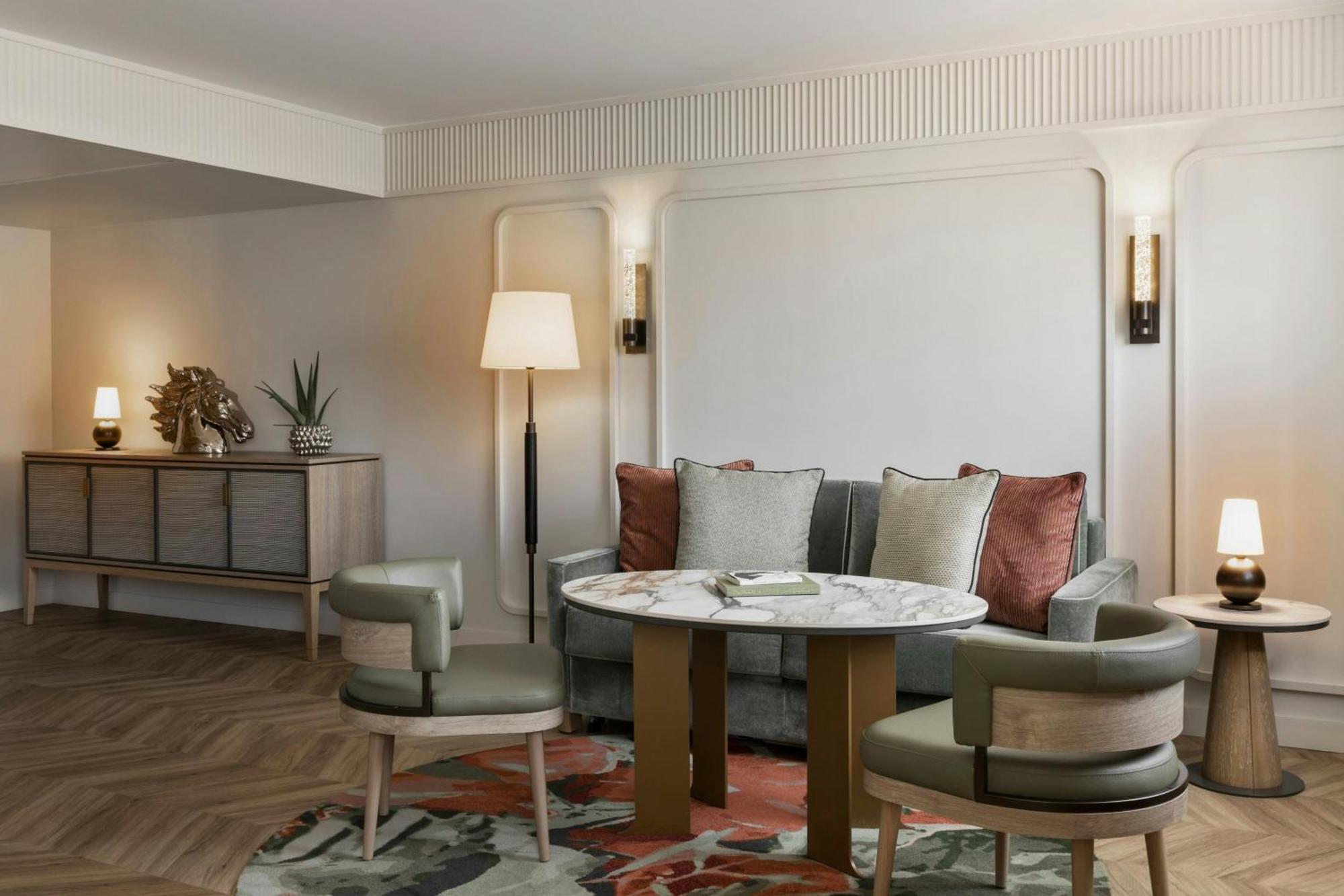 Suite Empress con cama extragrande y vistas a la iglesia